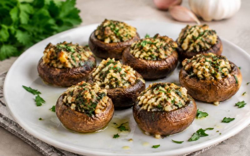 Champiñones rellenos al ajillo: receta vegana fácil, sabrosa y saludable