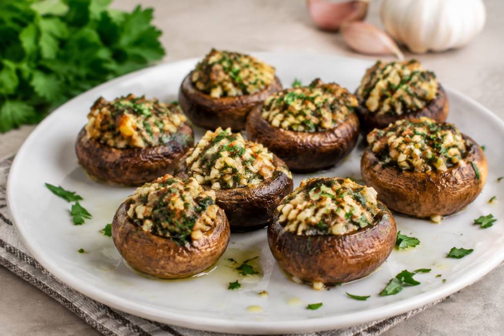 Champiñones rellenos al ajillo: receta vegana fácil, sabrosa y saludable
