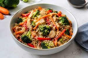 Arroz con soja y verduras: receta vegana saludable y fácil