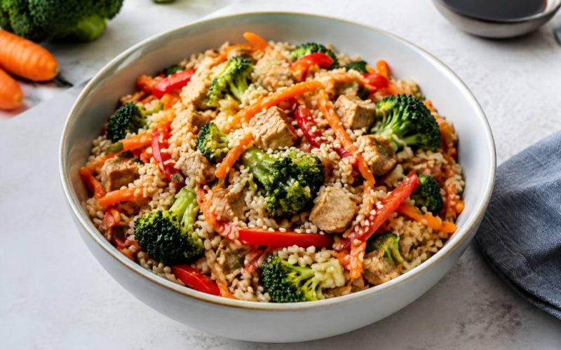 Arroz con soja y verduras: receta vegana saludable y fácil