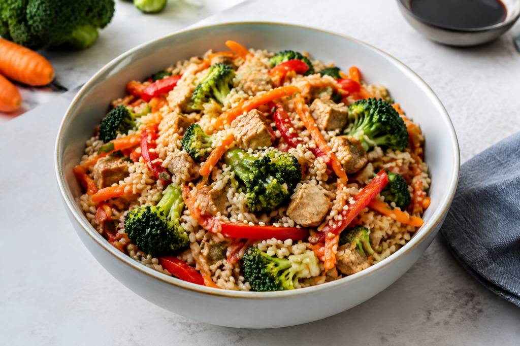 Arroz con soja y verduras: receta vegana saludable y fácil